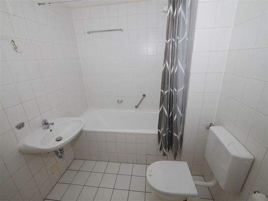 Bad mit Wanne und WM-Stellplatz