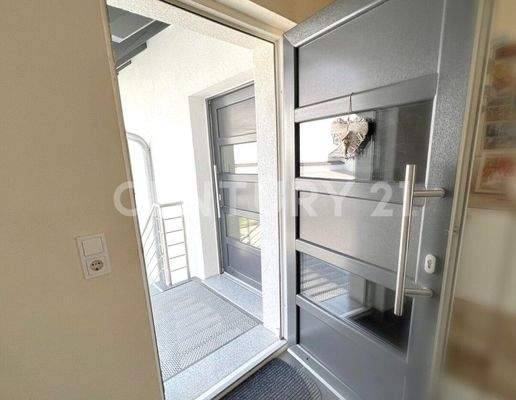 Zugang zur Wohneinheit 4 im 1. OG, rechts