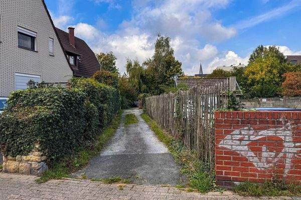 Zufahrt Parkfläche u. Garten