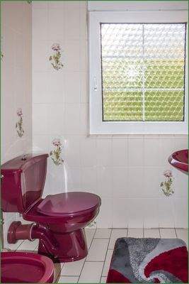 Weiteres separates WC und Bidet im Obergeschoss