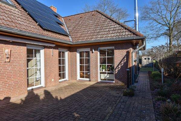 großzügige Südterrasse mit elektr. Markise 