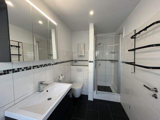 Bad mit Wanne und Dusche