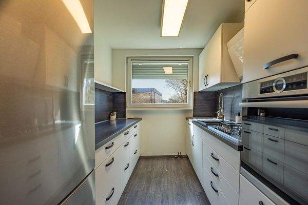 Küche mit moderner Einbauküche