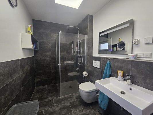 Bad EG ohne Stau am Morgen