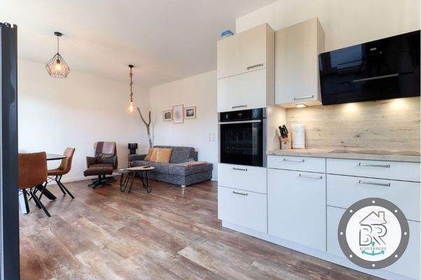 Offener Wohn- und Essbereich mit moderner Küche – lichtdurchflutet und einladend