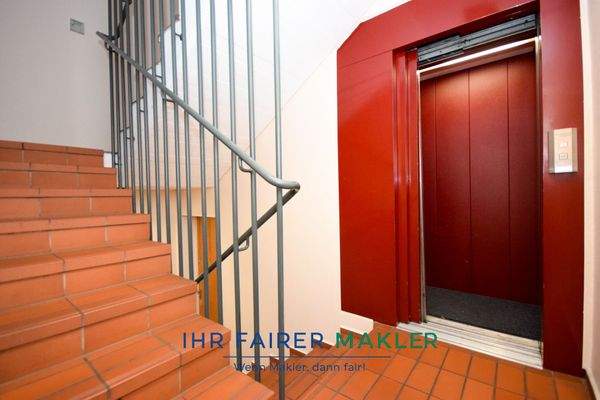 Halbe Treppe vom Fahrstuhr