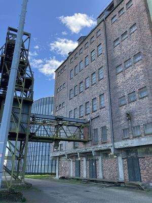 Silo-Gebäude 1 mit Förderanlage 