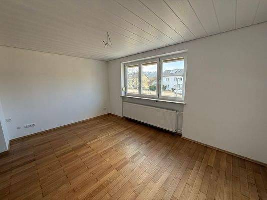 geräumiges Wohnzimmer