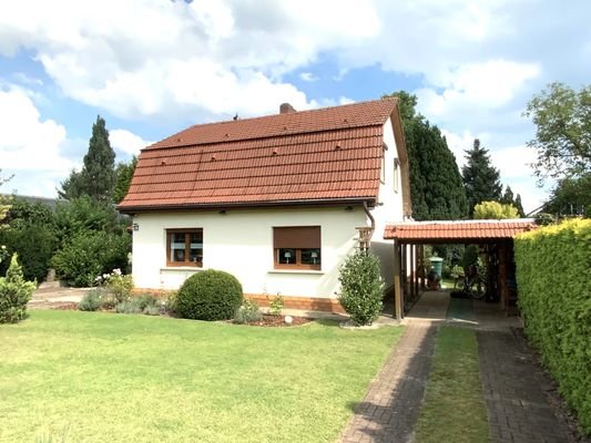 Frontansicht und Carport