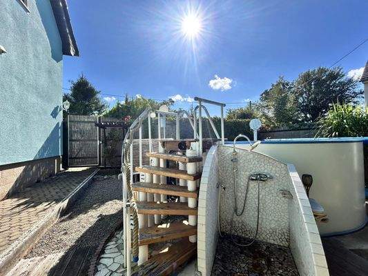 Pool mit Außendusche