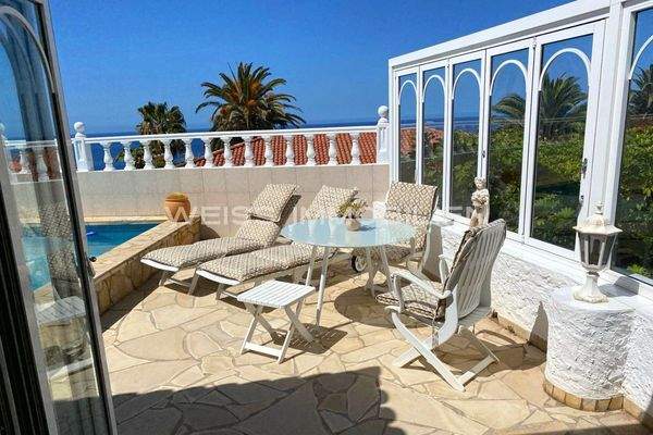 Sonnenterrasse am Pool mit Windschutz