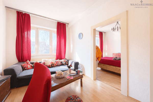 Helles Wohnzimmer mit eingang zum Schlafzimmer