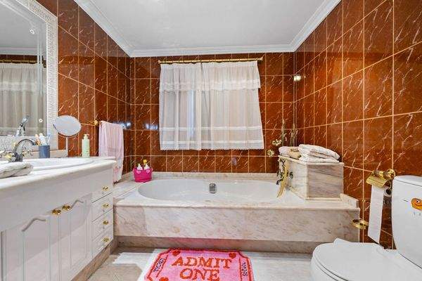 Badezimmer mit Badewanne