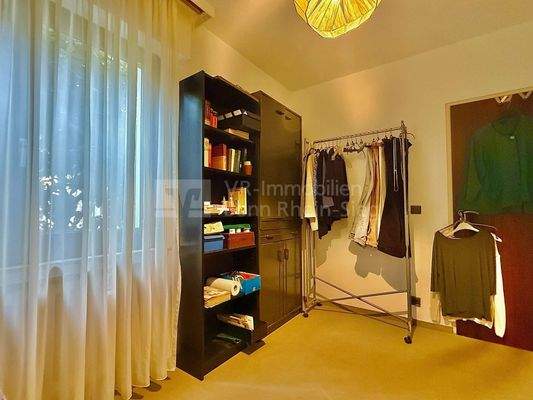 Zimmer im EG mit Fenster