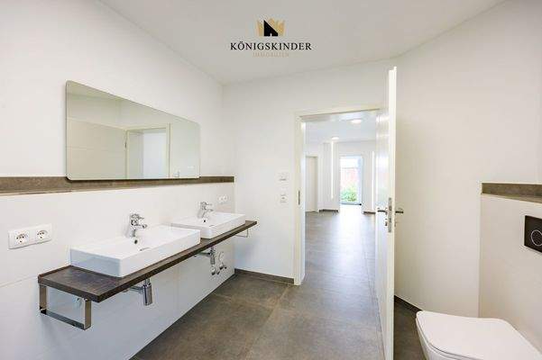 ...zweites Bad mit...