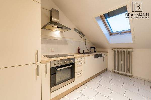 Helle Einbauküche mit Fenster