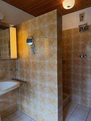 Elternbad mit Wanne und Dusche