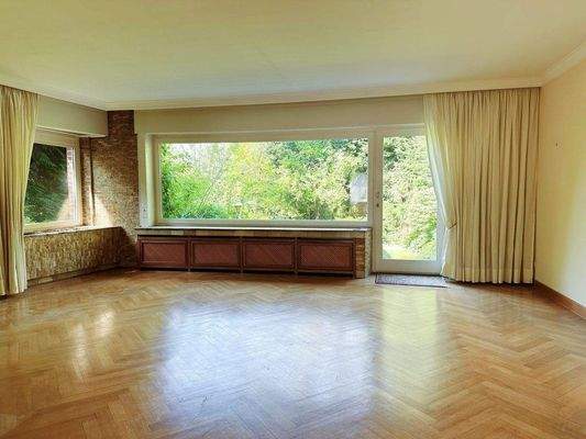 Blick in den Garten aus dem Wohnzimmer