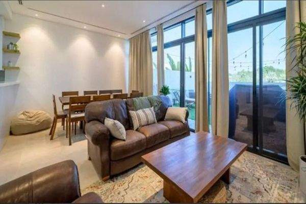 Wohn- und Essbereich mit bodentiefen Fenstern 