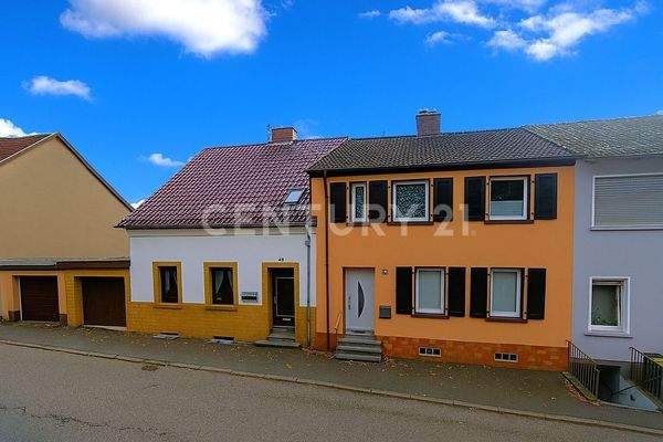 Die Aussenansicht mit der Garage