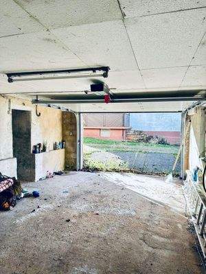 Große Garage mit elektrischem Garagentor