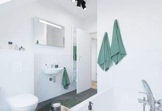 Ein modern gefliestes Badezimmer