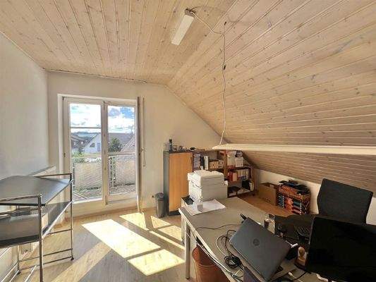 3. Schlafzimmer mit Zugang zum Balkon DG