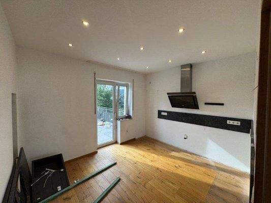 Küche mit Ausgang zur Dachterrasse