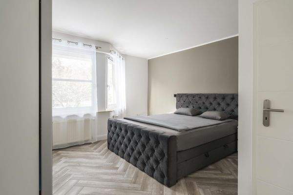 helles, großes Zimmer 1. OG