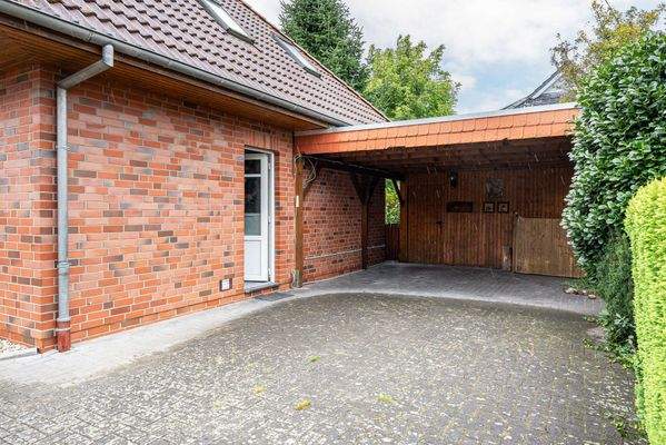 Carport mit Geräteschuppen