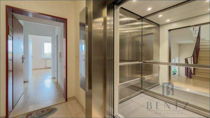 Hausflur und Fahrstuhl