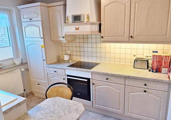 helle Küche mit kleinem Essplatz