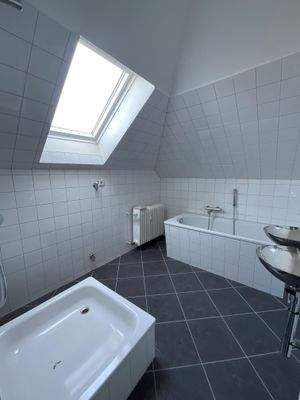 Badezimmer Dachgeschosswohnung Vorderhaus