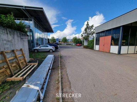 Zufahrt vom Hof gesehen