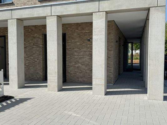 Befestigter Eingangsbereich und Arkade