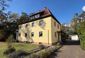 1_Außenansicht Südosten mit Hofeinfahrt und Hauseingang.jpeg