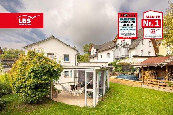 Altbau, EG-Wohnung mit separatem Eingang und Gartenanteil, rechts im Hintergrund der Neubau