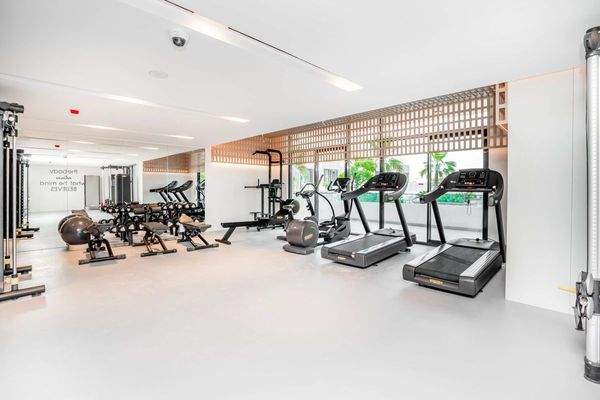 Voll ausgestatteter Fitnessbereich