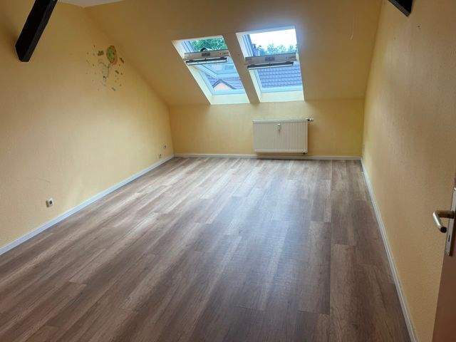 Ruhige 2-Raum-Altbauwohnung mit großer Wohnküche, Einbauküche & Tageslichtbad – sofort bezugsfrei - Photo 3