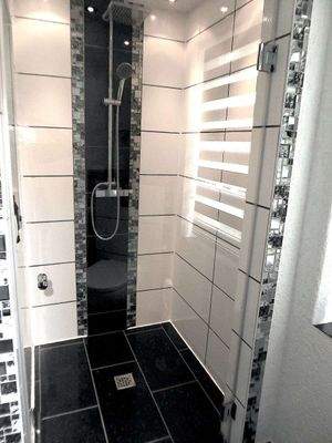 Extra grosse Dusche mit Echtgl