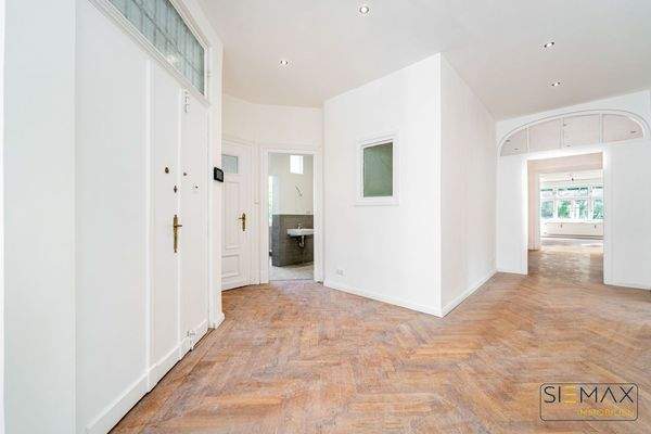 Vorderer Flur mit Blick zum Bad