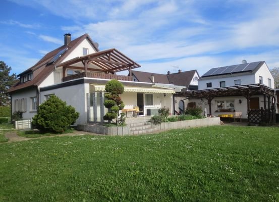 Wohnhaus mit Anbau und Laube vor der Garage