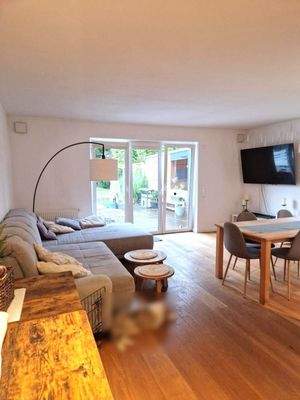 Wohnzimmer mit Gartenblick