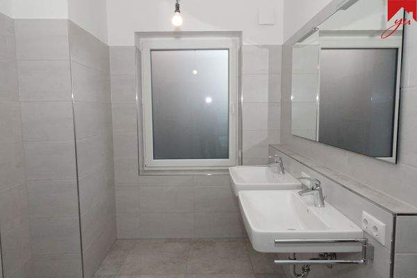 Badezimmer mit Fenster