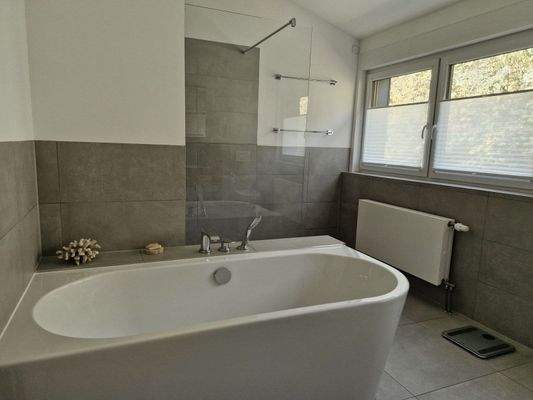 Bad mit Wanne + Dusche