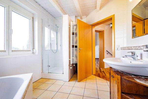 ...ausgestattet mit Duschewanne und Dusche.