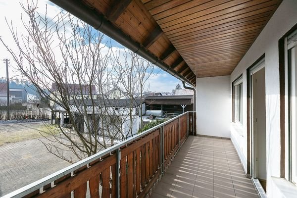 überdachter Balkon im OG