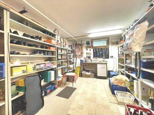 Großer Kellerraum mit Licht und Strom