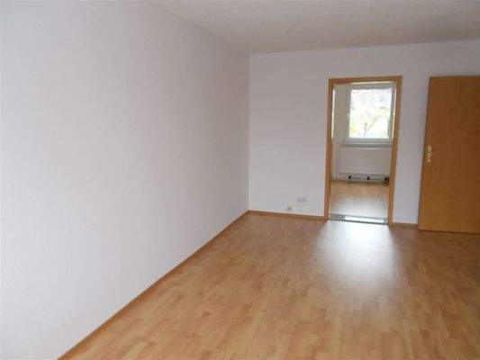 Wohnzimmer mit Blick ins Schlafzimmer