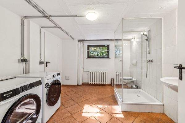 Badezimmer im Untergeschoss